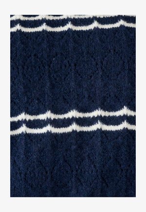 Tela de punto azul marino con rayas blancas. Presenta patrones texturizados de diamantes y ondas que añaden profundidad y dimensión a la superficie.