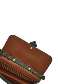 Portefeuille en cuir marron avec une touche verte, présentant une finition texturée, des accessoires en métal doré et plusieurs compartiments pour cartes et billets.