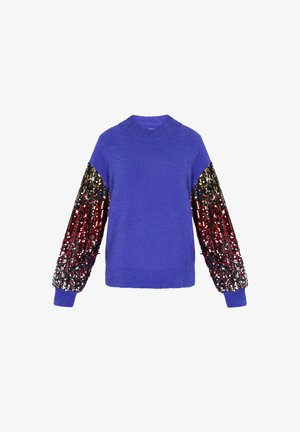 Modrý pletený svetr s texturou a dlouhými rukávy, který má na obou rukávech flitrové akcenty v odstínech červené, černé a stříbrné.