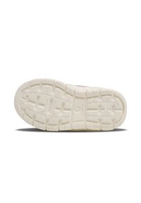 Semelle de chaussure en caoutchouc blanc cassé avec des motifs de grip texturés ; comporte un logo en relief sur la partie du talon.