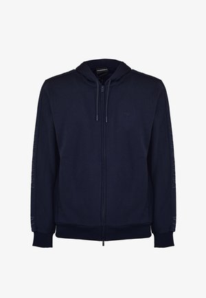 Sudadera con cremallera en color marino, confeccionada con tejido suave, con capucha, puños acanalados y paneles laterales texturizados que incluyen detalles de logo en las mangas.
