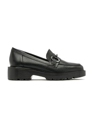 Mocassins en cuir noir avec une finition texturée, une semelle épaisse et un accent décoratif en métal argenté sur le côté.
