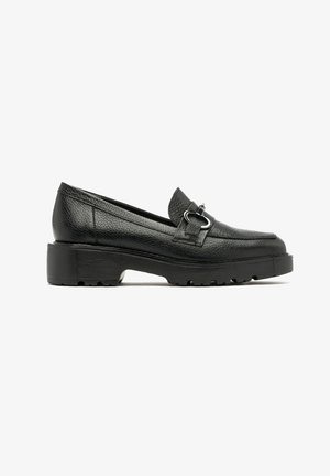 Mocassins en cuir noir avec une finition texturée, une semelle épaisse et un accent décoratif en métal argenté sur le côté.