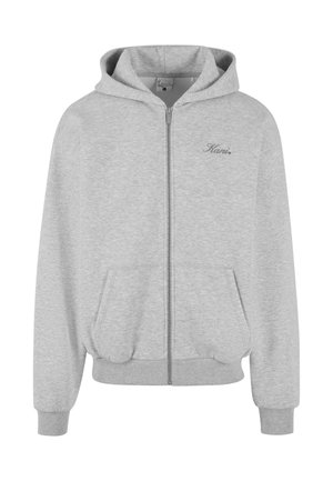 Szara bluza z kapturem zapinana na zamek, wykonana z miękkiego materiału, z podszytym kapturem, dwiema przednimi kieszeniami, ściągaczami przy rękawach i u dołu oraz małym logo na piersi.