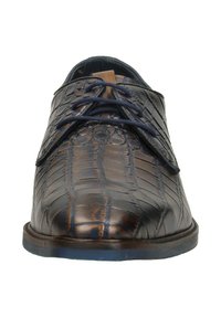 Bruine leren schoenen met een krokodillenstructuur, ronde neus en marineblauwe veters. Het ontwerp heeft een prominente tong voor extra detail.