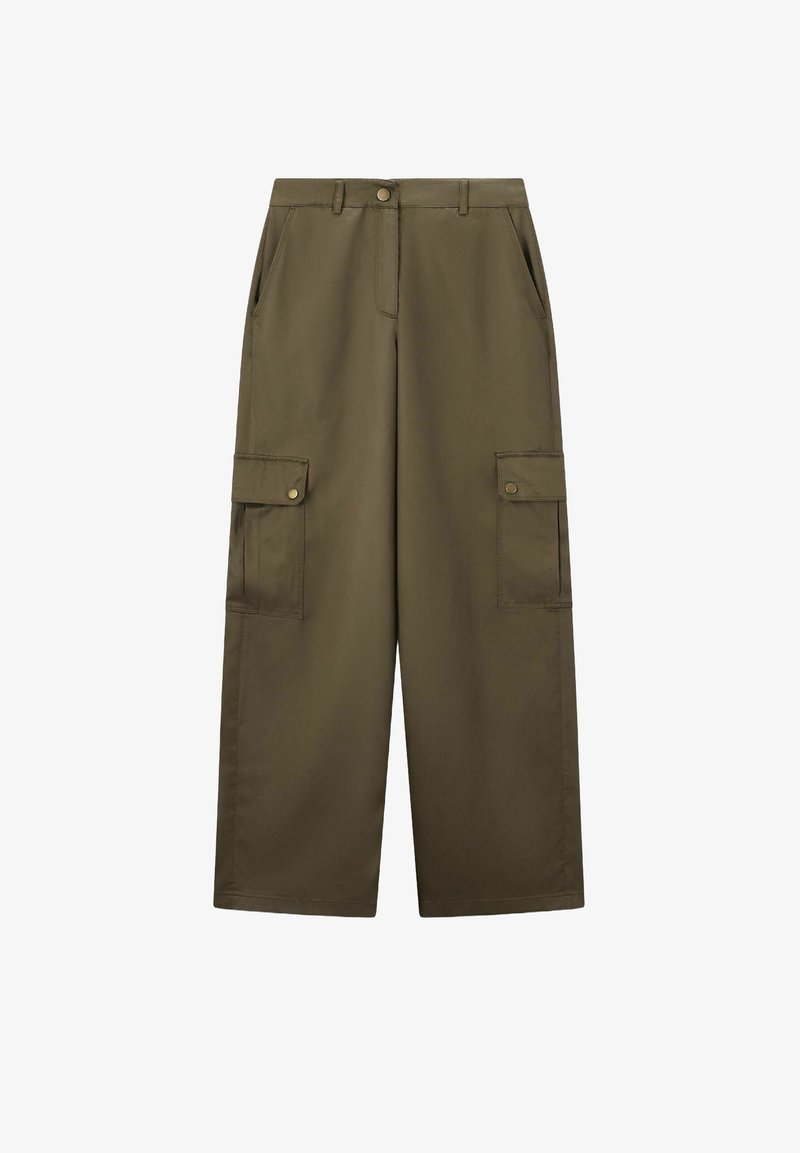 Olijfgroene cargo-broek met een ontspannen pasvorm, voorzien van twee zijzakken en twee grote cargozakken, gemaakt van duurzame stof.