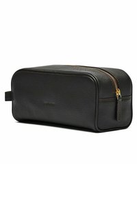Svart läder toalettväska med rektangulär form, guld blixtlås och texturerad yta. Har ett litet sidofäste för enkel bärbarhet.