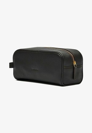 Svart läder toalettväska med rektangulär form, guld blixtlås och texturerad yta. Har ett litet sidofäste för enkel bärbarhet.