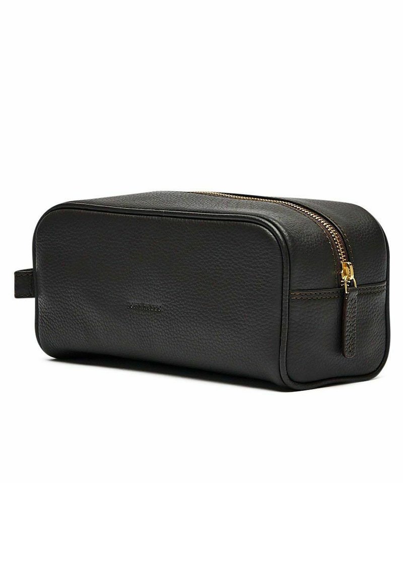 Svart läder toalettväska med rektangulär form, guld blixtlås och texturerad yta. Har ett litet sidofäste för enkel bärbarhet.