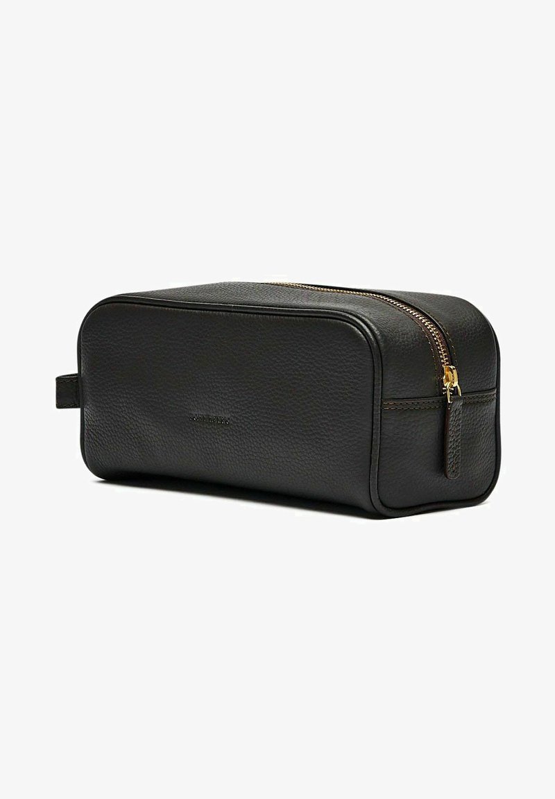 Svart läder toalettväska med rektangulär form, guld blixtlås och texturerad yta. Har ett litet sidofäste för enkel bärbarhet.