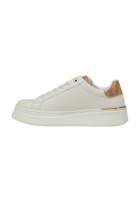 Sneaker bianco in pelle con un accento dorato testurizzato sul tallone, suola piatta e sei occhielli per i lacci. Finitura liscia nel complesso.