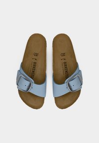 Ανοιχτό μπλε σανδάλια με διπλό λουράκι και ασημένια αγκράφα, με καφέ υφή στην εσωτερική σόλα και φυσικό σχεδιασμό πέλματος.