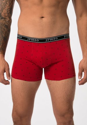 Boxers rouges pour hommes en coton, dotés d'une ceinture élastique noire avec le logo "JP1880" et de petits motifs en losange noirs sur l'ensemble.