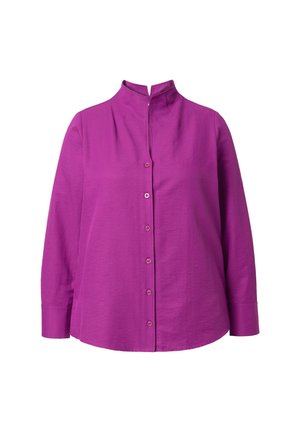 Camicia viola a maniche lunghe con colletto alla cinese e una texture liscia. Presenta sei bottoni sul davanti.