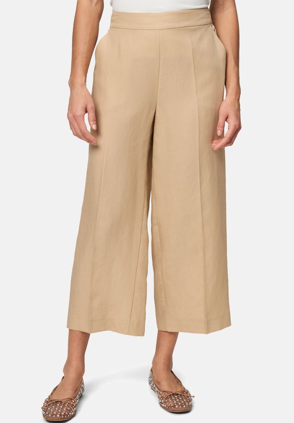 MIT WEITEM BEIN - Stoffhose - ginger root