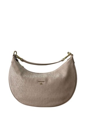 Borsa beige a mezzaluna con motivo di testo in rilievo su tutta la superficie e una tracolla corta fissata con fibbie dorate.