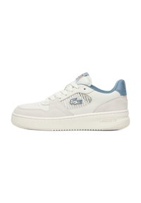 Sneaker en cuir blanc et nubuck avec des accents bleus clairs, panneau latéral texturé, semelle en caoutchouc et logo brodé. Éléments de design minimalistes.
