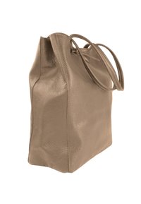 Taupekleurige leren totebag met een gestructureerd oppervlak, ruim ontwerp en dubbele handvatten, met een vierkante vorm en een minimalistische uitstraling.