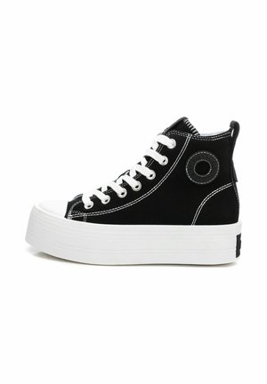 Zapatilla alta de lona negra con suela de goma blanca, costuras blancas, acento de logo redondo y cuello acolchado para mayor comodidad.