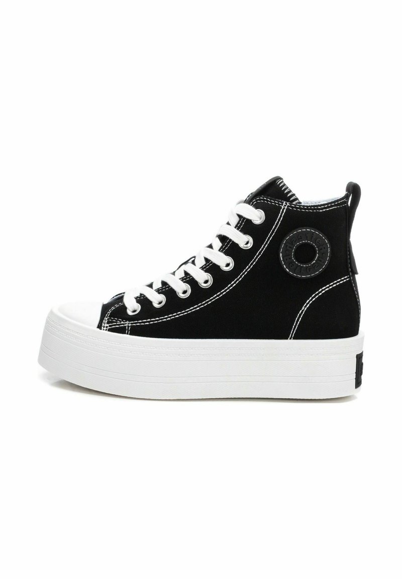 Zapatilla alta de lona negra con suela de goma blanca, costuras blancas, acento de logo redondo y cuello acolchado para mayor comodidad.