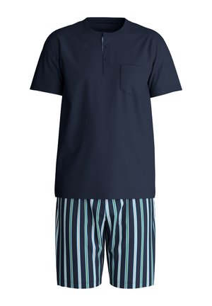 Marineblauw shirt met korte mouwen, twee knopen en een zak, gecombineerd met korte broek met blauw-witte verticale strepen.