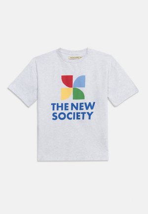 Jasnoszary t-shirt z krótkim rękawem z wielobarwną grafiką wiatraka i niebieskim napisem "THE NEW SOCIETY" na środku z przodu.
