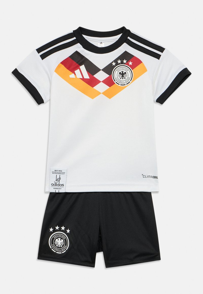 Camisola de futebol branca da adidas com design de diamante em preto, vermelho e amarelo; calções pretos com um emblema nacional; feita de um tecido leve e respirável.