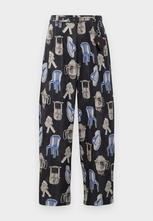 Schwarze Hose mit weitem Bein, die ein wiederholtes Muster von blauen Stühlen und verschiedenen grauen Objekten zeigt. Enthält einen Gürtel und ein Etikett.