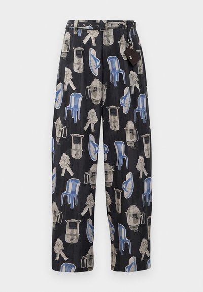 Pantalons noirs à jambe large, ornés d'un motif répété de chaises bleues et de divers objets gris. Inclut une ceinture et une étiquette.