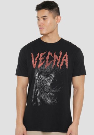 Schwarzes Baumwoll-T-Shirt mit dem Wort "Vecna" in strukturierter roter Schrift und einer detaillierten Graustufen-Grafik eines Charakters auf der Vorderseite.