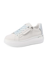 Sneakers in pelle bianca con lacci azzurri chiari, una superficie liscia, una suola bianca leggermente sollevata e un dettaglio con zip argentata.
