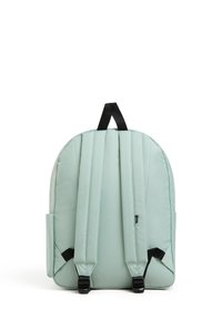 Mintgrön ryggsäck med vadderat tyg, rundad form, svarta remmar och en sidoficka, med en enkel och ren design.