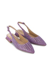 Fioletowe baleriny typu slingback z wydłużonym noskiem, ozdobione błyszczącymi ćwiekami, z niskim obcasem blokowym i perforowanymi akcentami.