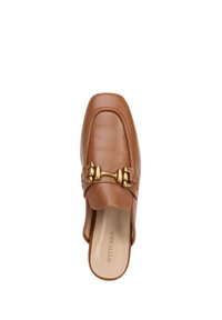Scarpa slip-on in pelle marrone con punta quadrata, dettagli in acciaio dorato e texture liscia. Etichettata con "WITTCHEN" sulla soletta.