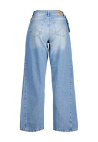 Jeans de tiro alto y pernera ancha en azul claro, fabricados en denim. Presentan bolsillos traseros con costura distintiva y una etiqueta de cuero en la cintura.