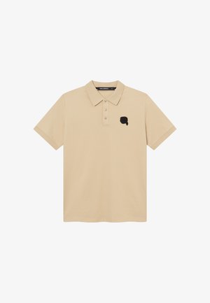 Beige poloshirt met korte mouwen, kraag, drie knopen en een klein zwart logo op de linkerborst.
