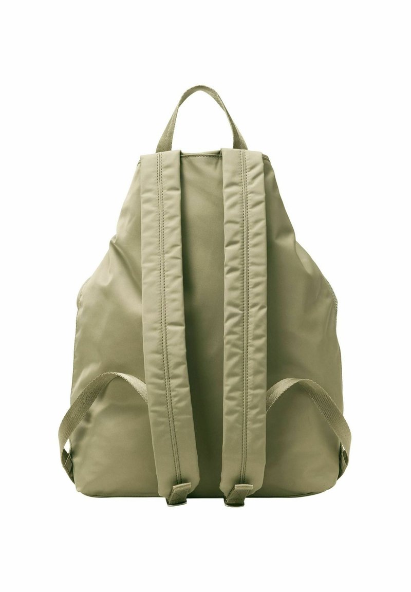Olivgrüner Nylon-Rucksack mit geschwungener Form, zwei breiten Trägern und einem oberen Griff. Glatte Textur mit sichtbaren Nahtdetails.