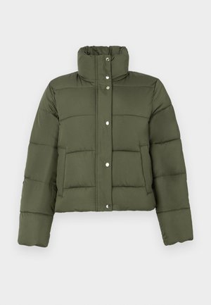 Giacca piumino verde oliva con collo alto, bottoni a pressione e trapuntatura orizzontale. Presenta un design corto e una texture morbida.