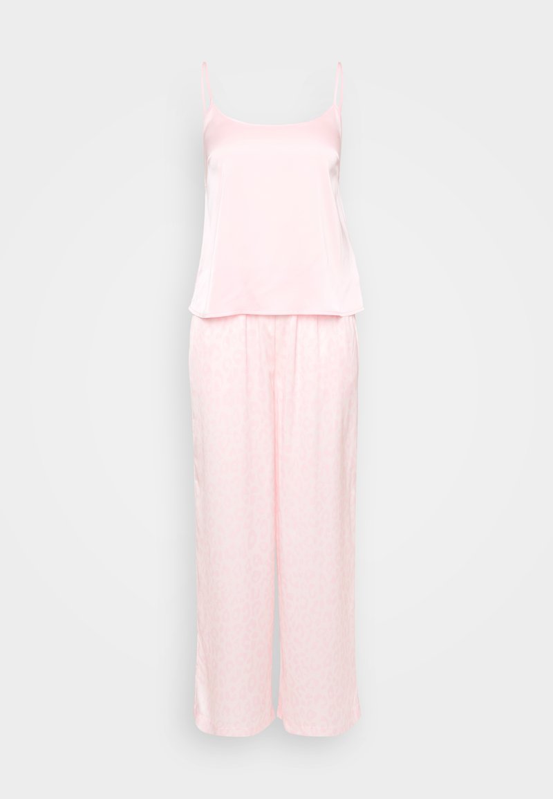 Set di pigiami in raso rosa con top senza maniche e pantaloni larghi decorati da un delicato motivo leopardato. Texture liscia e design leggero.