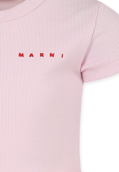 T-shirt ribbed rosa chiaro con maniche corte e scollatura rotonda, con la scritta "MARNI" in lettere rosse in grassetto sul fronte.