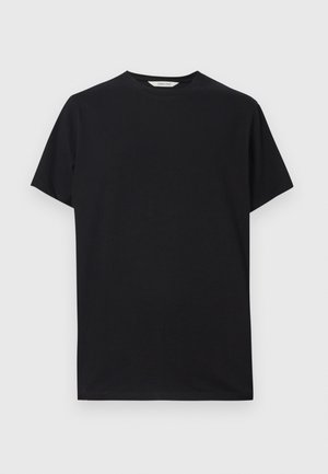 Čierne tričko s krátkym rukávom vyrobené z mäkkej bavlnenej tkaniny. Kolo výstrih a voľný strih s čistými, jednoduchými líniami a bez viditeľných vzorov.