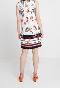 s.Oliver Vestido informal - white