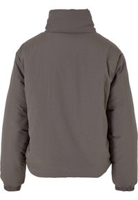 Grå polstret jakke med høy krage, elastiske mansjetter og en glatt tekstur, med et minimalistisk design uten synlige knapper.