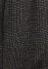 Tissu gris foncé avec un motif pied-de-poule et à carreaux texturé, présentant de fines lignes de grille marron.