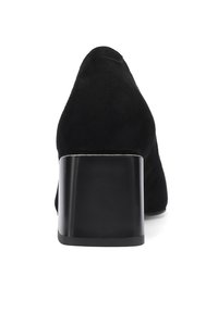 Scarpa con tacco alto in suede nero con tacco quadrato. Il tacco presenta una finitura nera lucida e una parte superiore testurizzata. Design con punta appuntita.