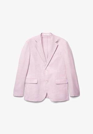Blazer rose clair sur mesure avec revers crantés, deux boutons, deux poches à rabat à l'avant et une poche poitrine passepoilée, étalé à plat sur fond blanc.