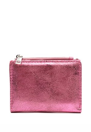 Pequeña cartera rectangular rosa brillante con cierre de cremallera en la parte superior y superficie de cuero texturizado.