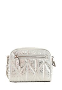 Borsa a tracolla metallica argento trapuntata, con tasca frontale con zip e tracolla a catena. Motivo del logo distintivo su tutto il prodotto.