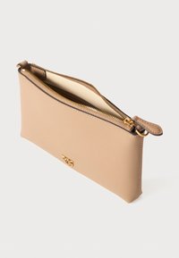 Sacchetto in pelle beige con zip dorata, texture liscia e un piccolo logo decorativo sul fronte, con una leggerissima lucentezza.