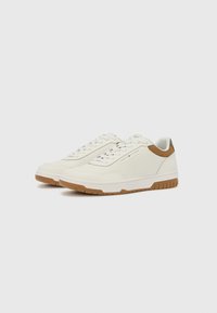 Tommy Hilfiger BASKET CORE - Trainers - ecru/army green